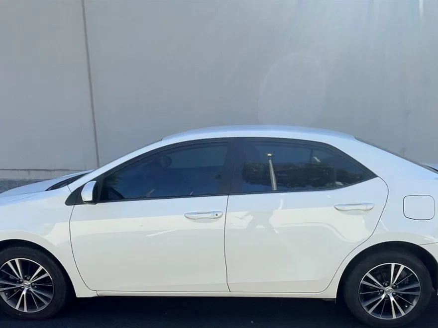 2016 Toyota Corolla LE photo 1