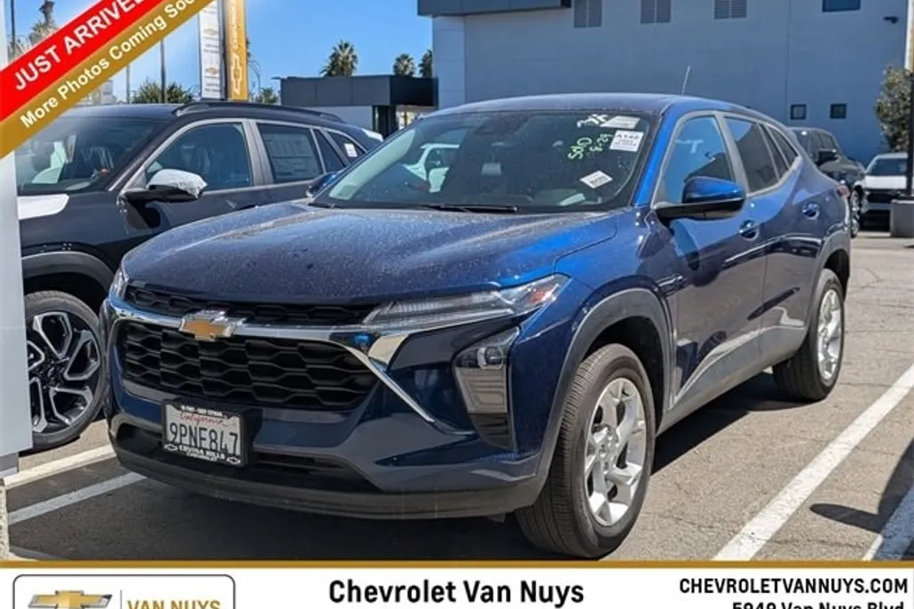 2024 Chevrolet Trax LS photo 1