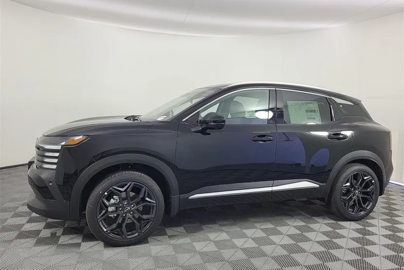 2025 Nissan Kicks SR photo 1