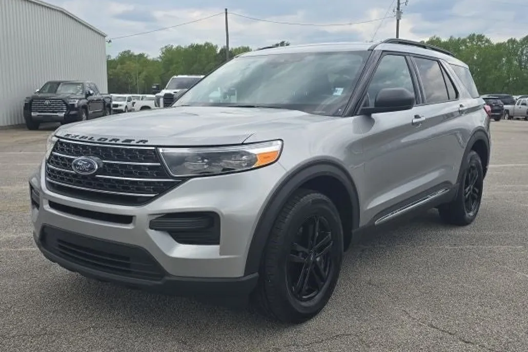 2023 Ford Explorer XLT photo 1