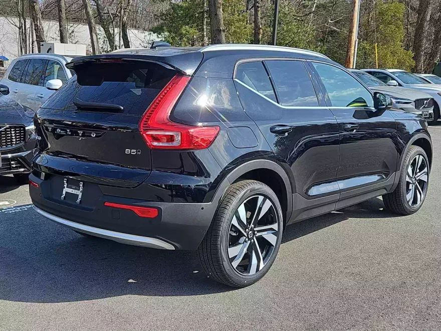 2025 Volvo XC40 Plus photo 1