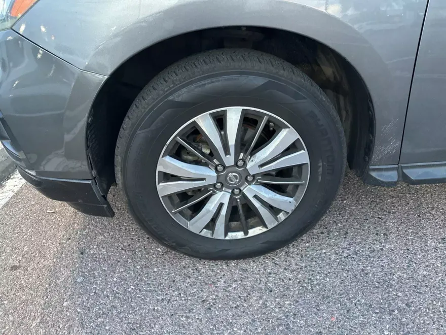 2019 Nissan Pathfinder SV photo 1