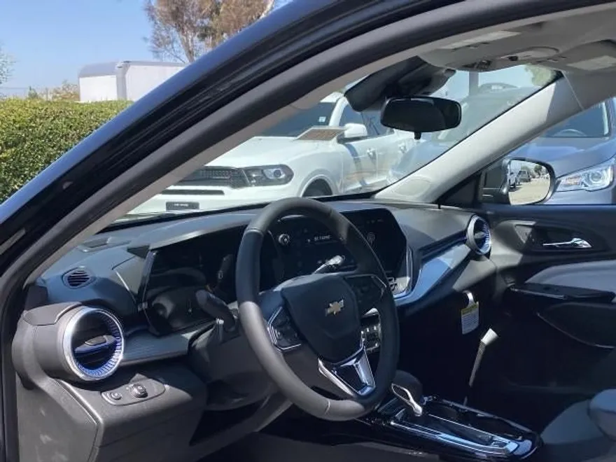2025 Chevrolet Trax LT photo 1