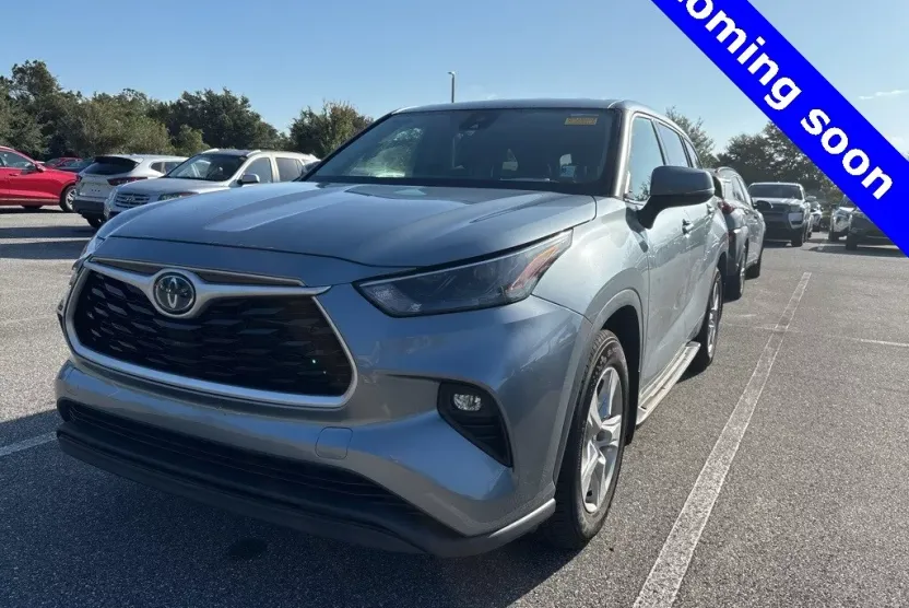 2022 Toyota Highlander Hybrid LE photo 1