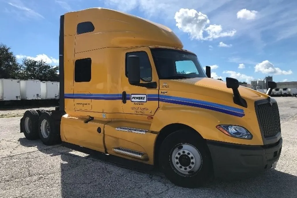 2022 International LT625 LT photo 1