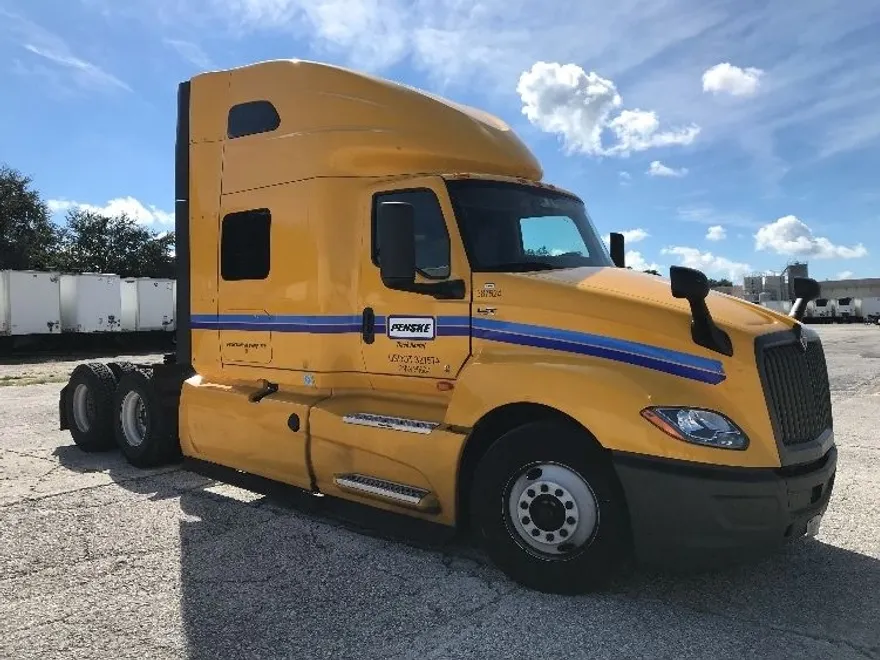 2022 International LT625 LT photo 1