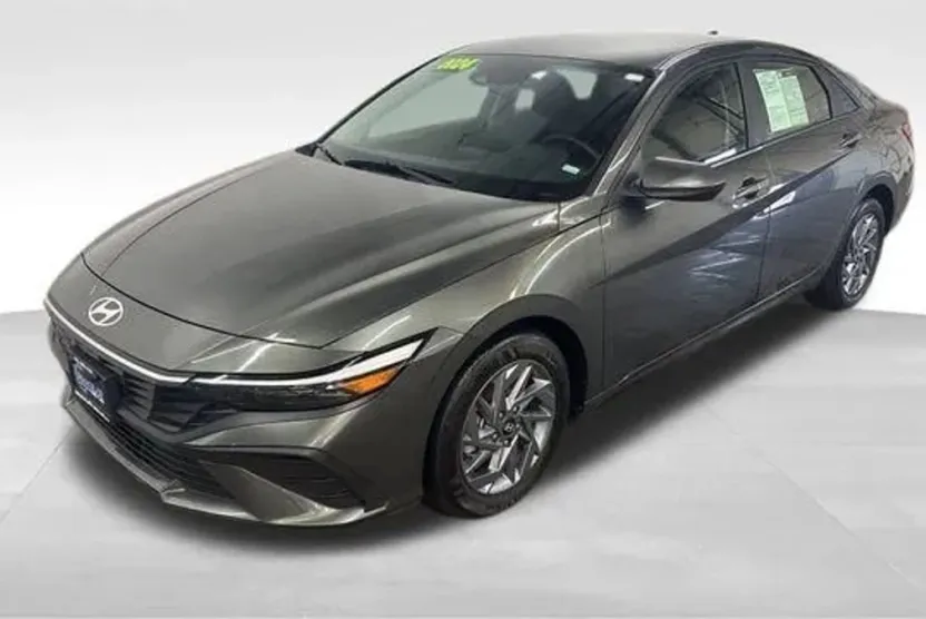 2024 Hyundai Elantra SEL photo 1