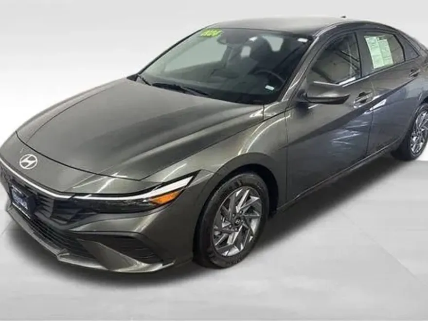 2024 Hyundai Elantra SEL photo 1