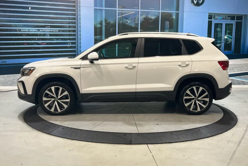2023 Volkswagen Taos SE photo 1