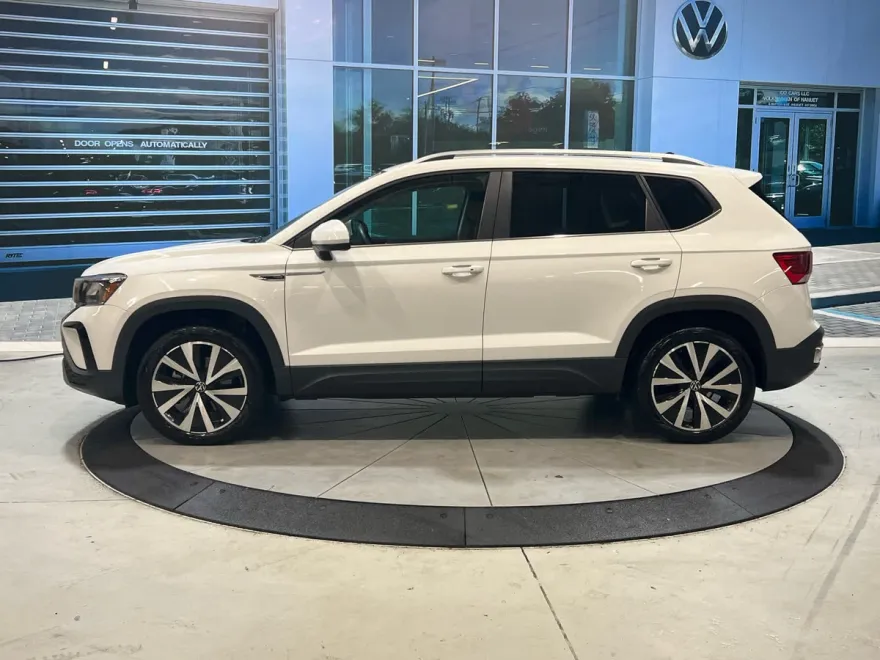 2023 Volkswagen Taos SE photo 1
