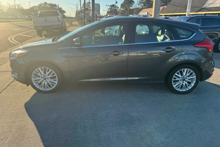 2017 Ford Focus Titanium photo 1