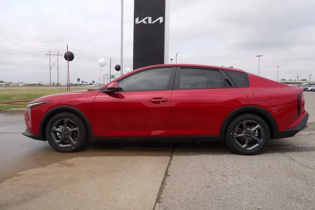 2025 Kia K4 LXS photo 1