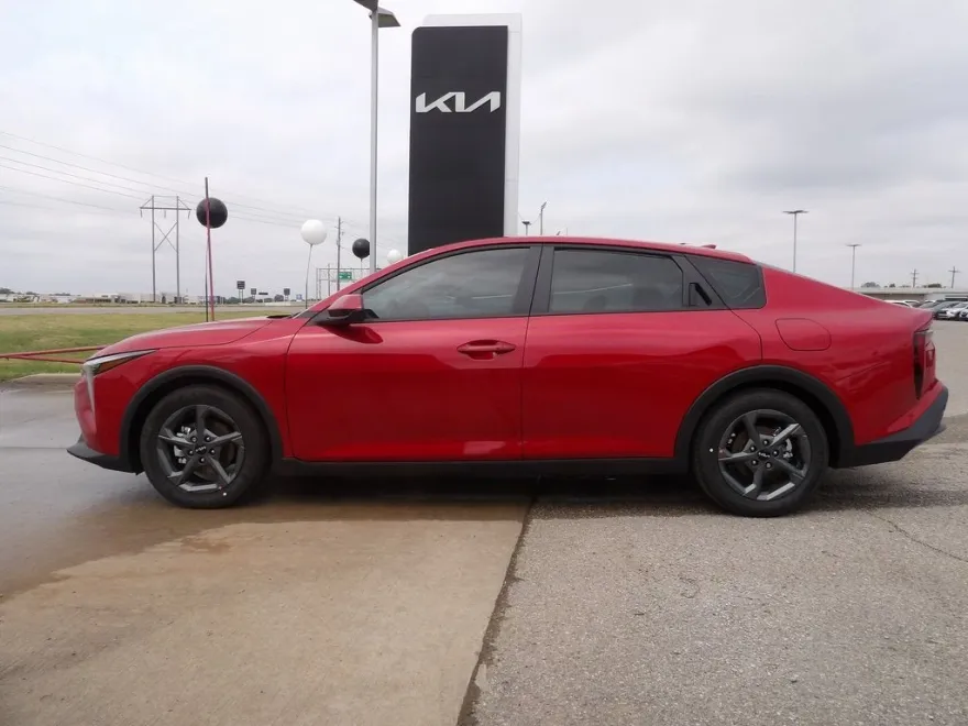 2025 Kia K4 LXS photo 1