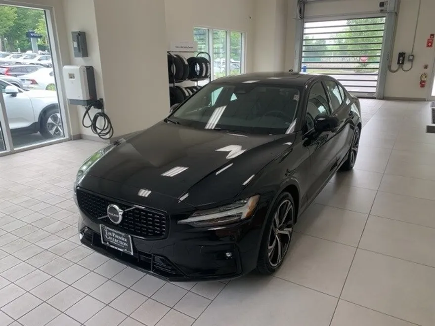 2025 Volvo S60 B5 Plus photo 1