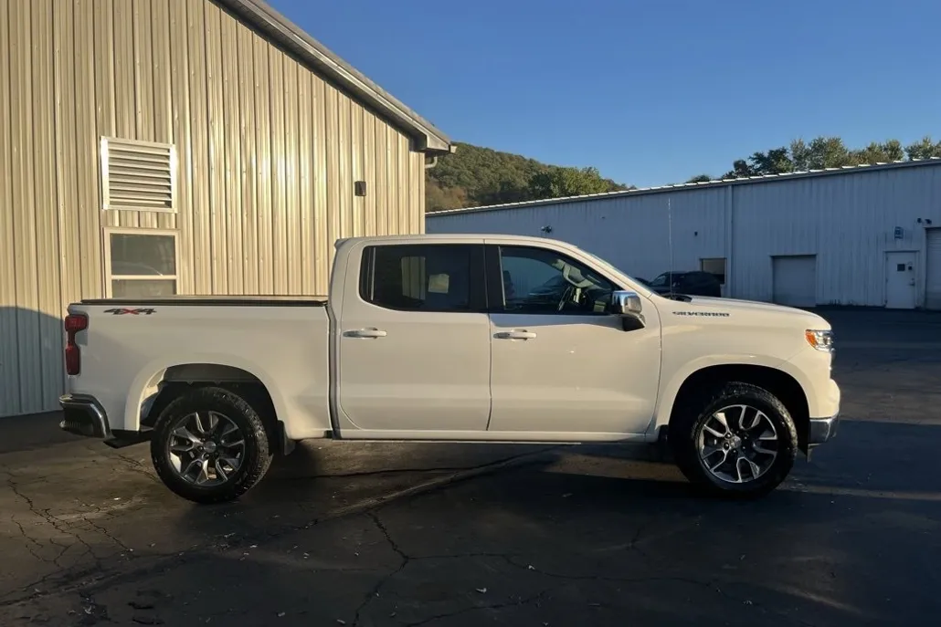 2024 Chevrolet Silverado 1500 LT photo 1