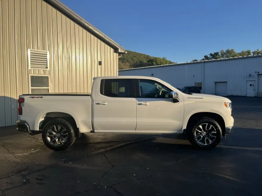 2024 Chevrolet Silverado 1500 LT photo 1