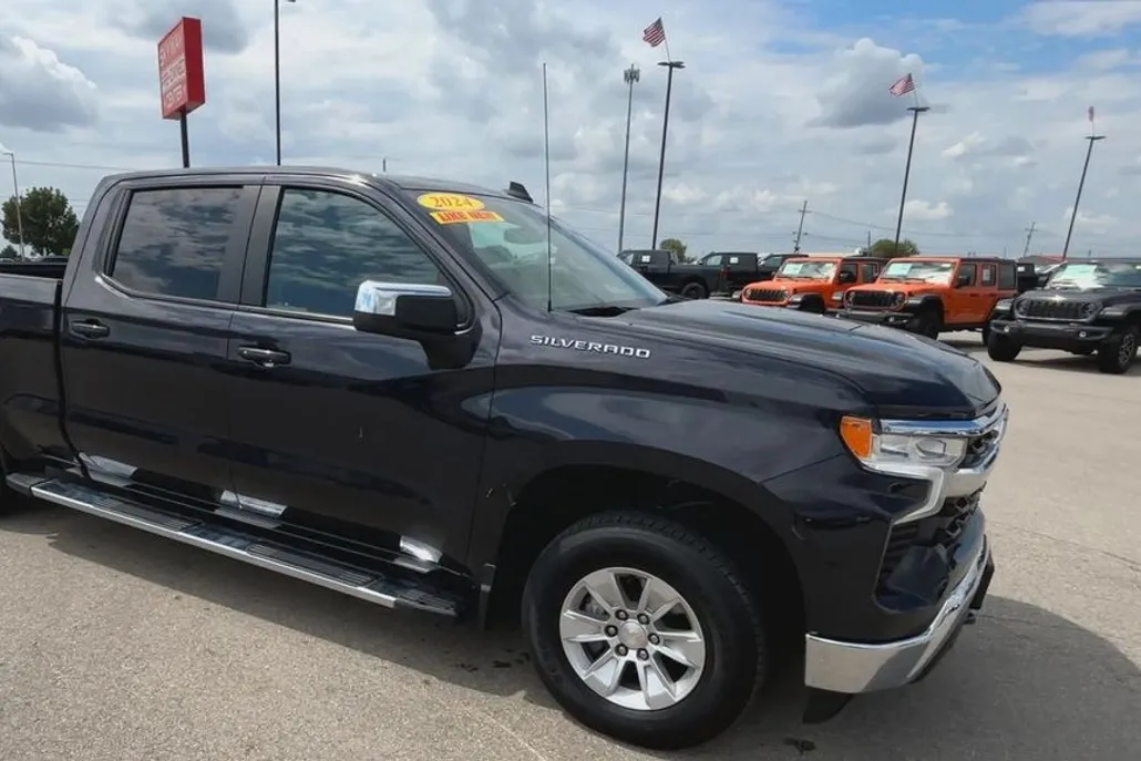 2024 Chevrolet Silverado 1500 LT photo 1