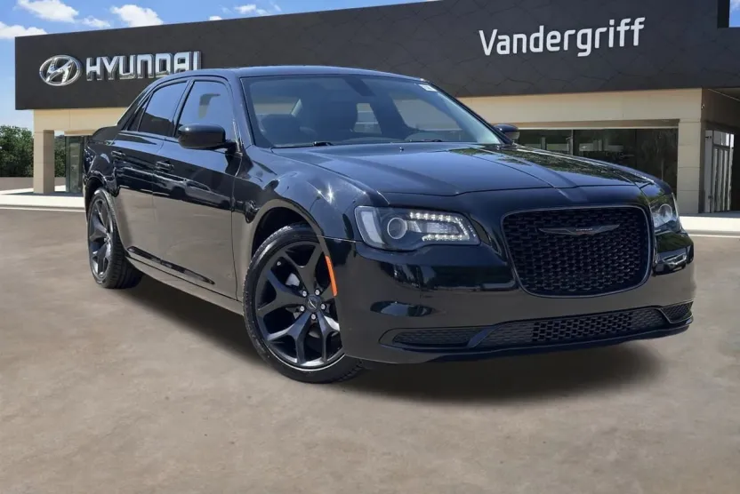 2022 Chrysler 300 Touring photo 1