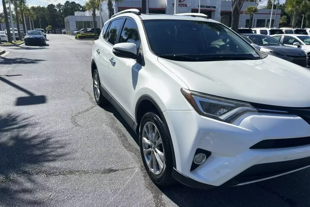 2016 Toyota RAV4 Limited photo 1