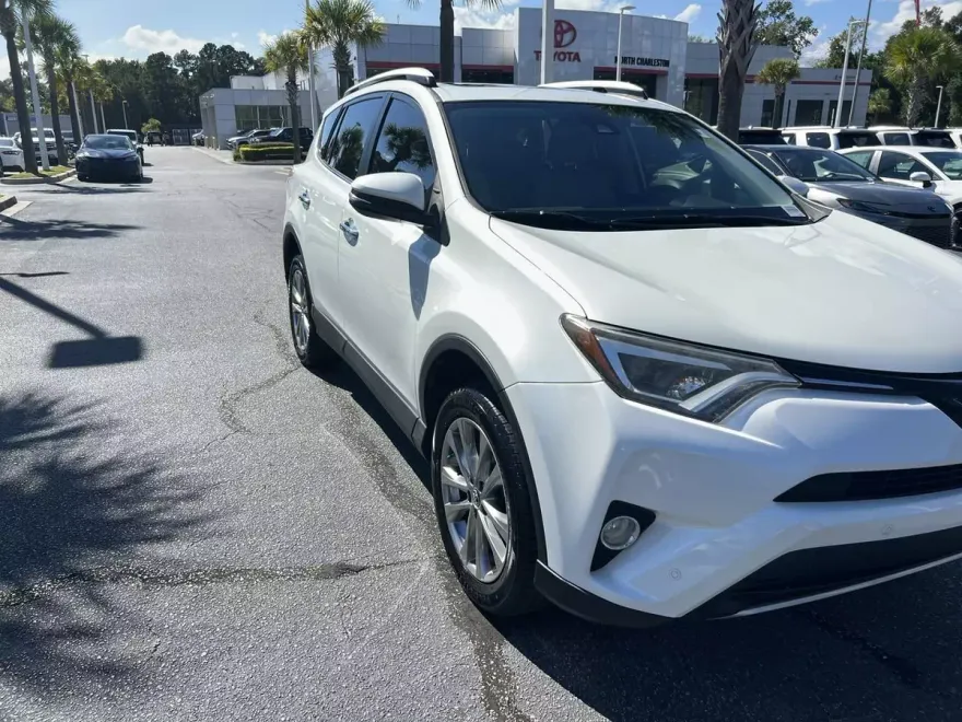 2016 Toyota RAV4 Limited photo 1