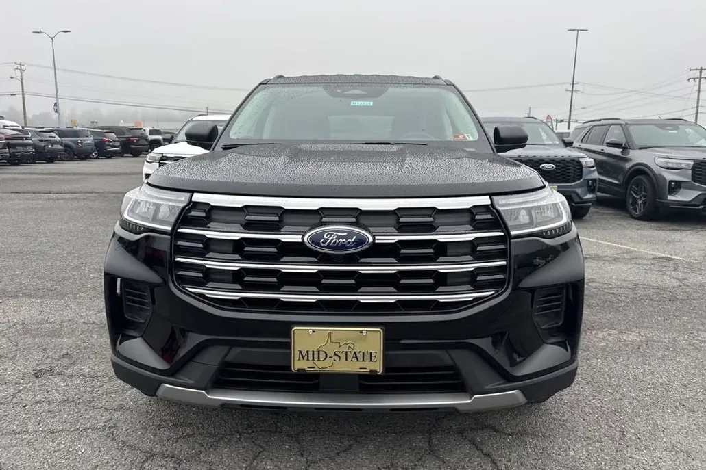 2025 Ford Explorer photo 1