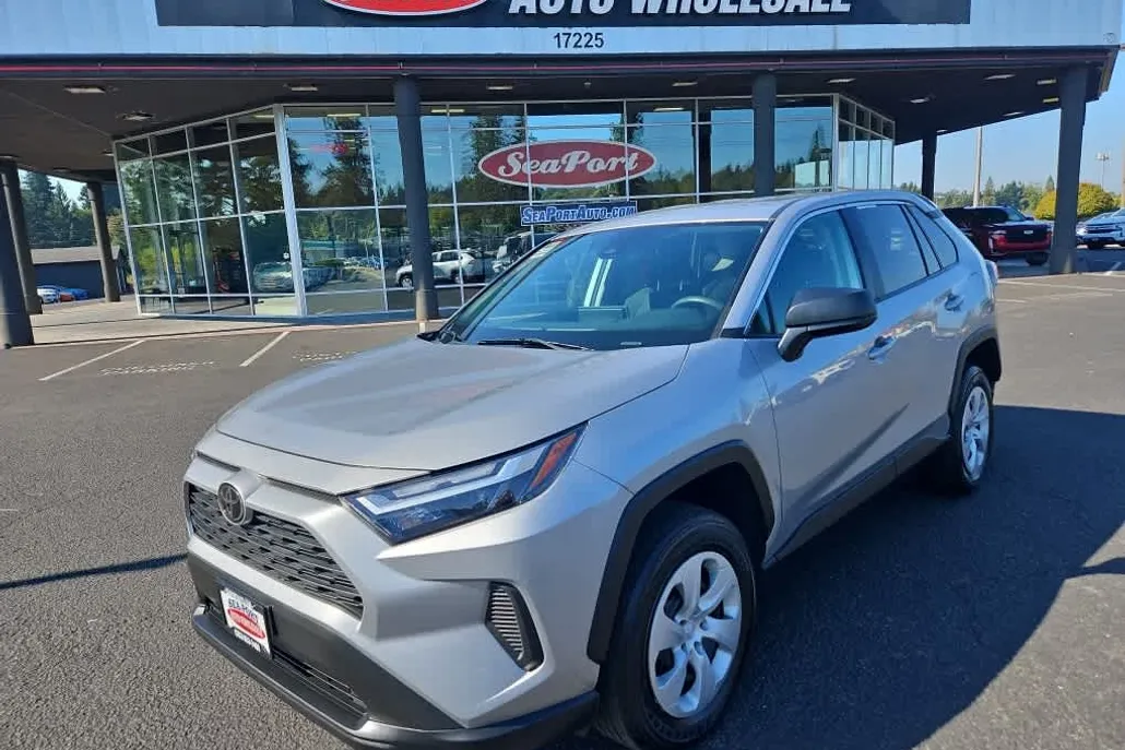 2024 Toyota RAV4 LE photo 1