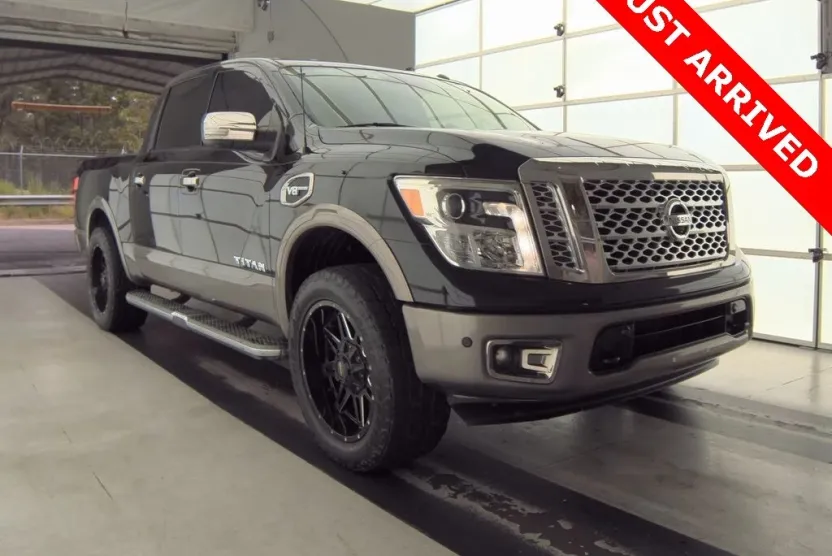 2017 Nissan Titan Platinum Reserve photo 1