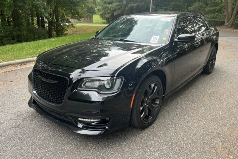 2020 Chrysler 300 Touring L photo 1