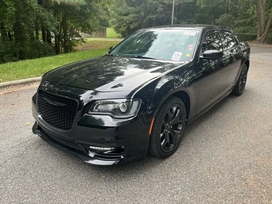 2020 Chrysler 300 Touring L photo 1