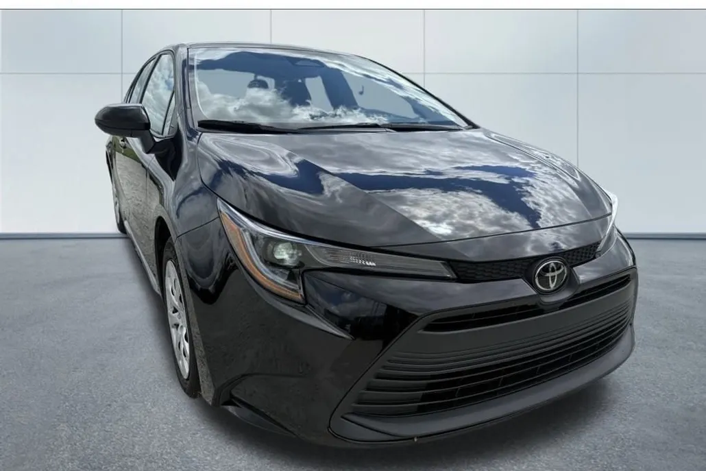 2023 Toyota Corolla LE photo 1