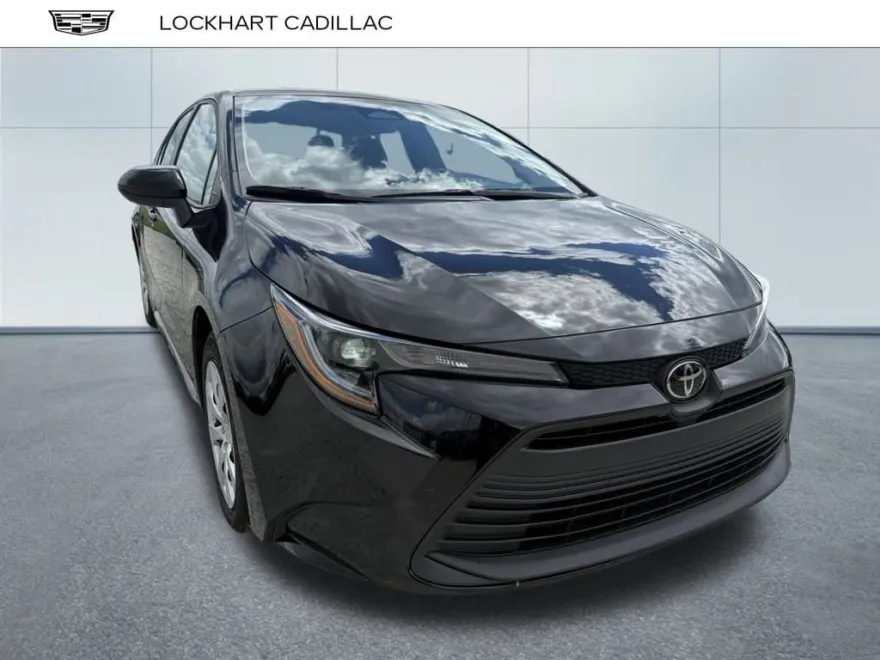 2023 Toyota Corolla LE photo 1