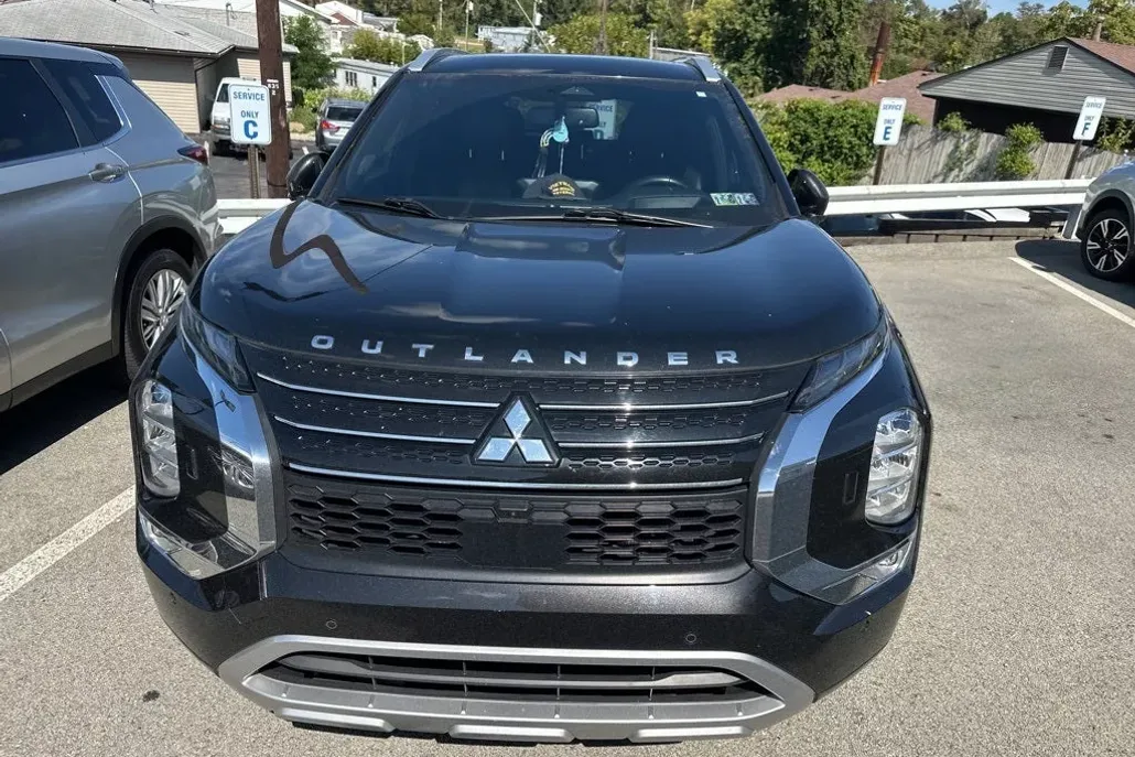 2022 Mitsubishi Outlander SEL photo 1