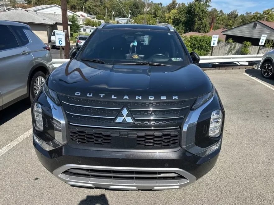 2022 Mitsubishi Outlander SEL photo 1