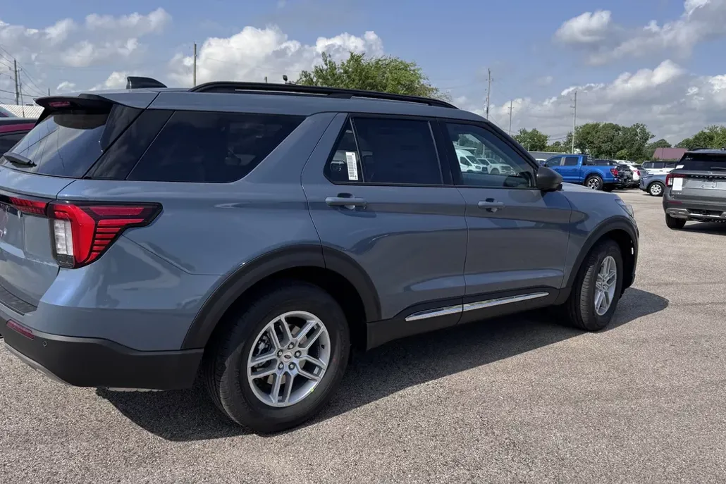 2025 Ford Explorer photo 1