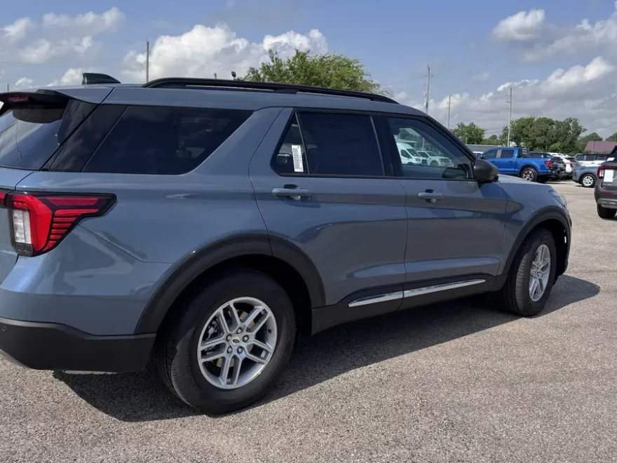 2025 Ford Explorer photo 1