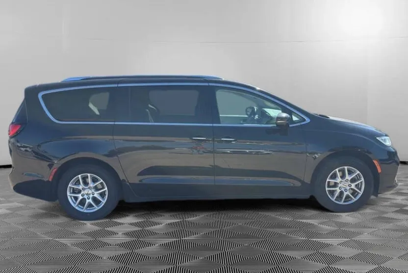2021 Chrysler Pacifica Touring L photo 1