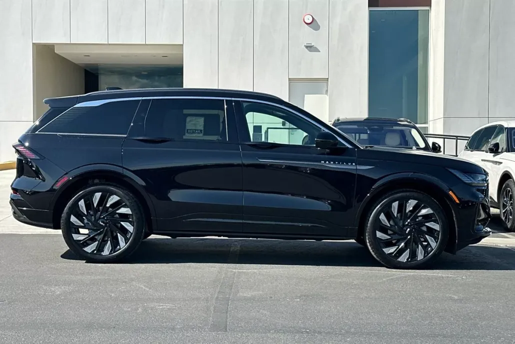 2025 Lincoln Nautilus Black Label photo 1