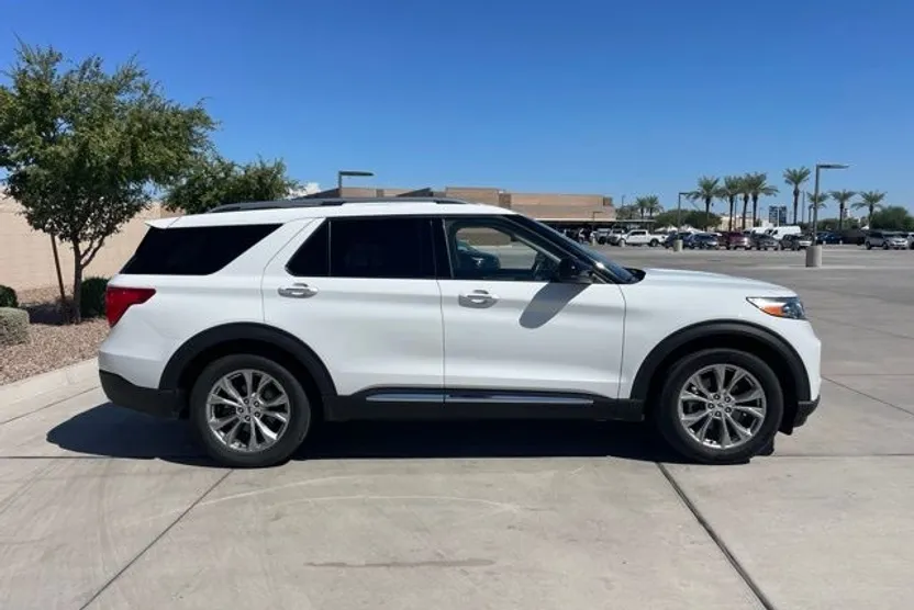 2024 Ford Explorer Limited photo 1