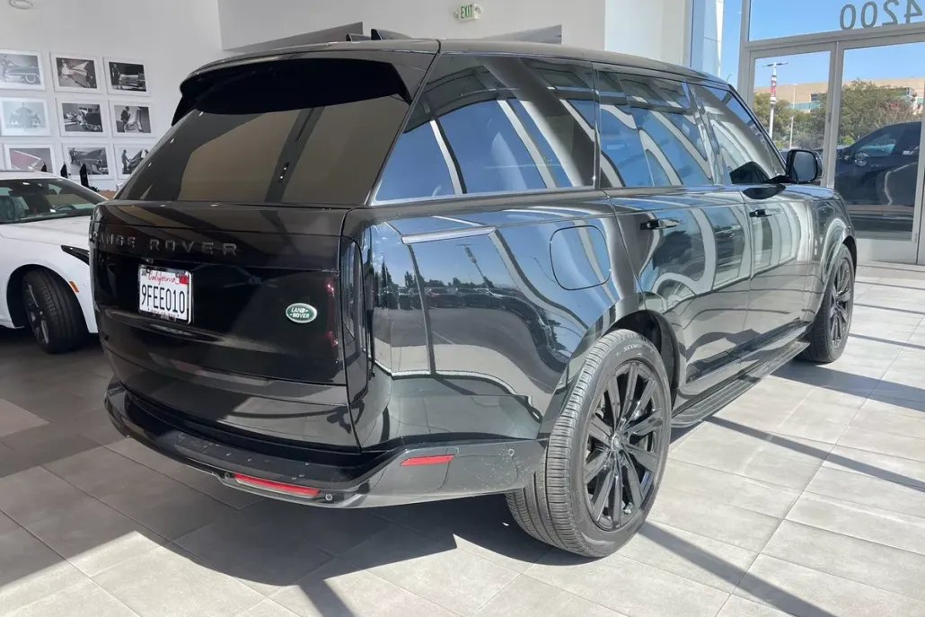 2023 Land Rover Range Rover SE photo 1