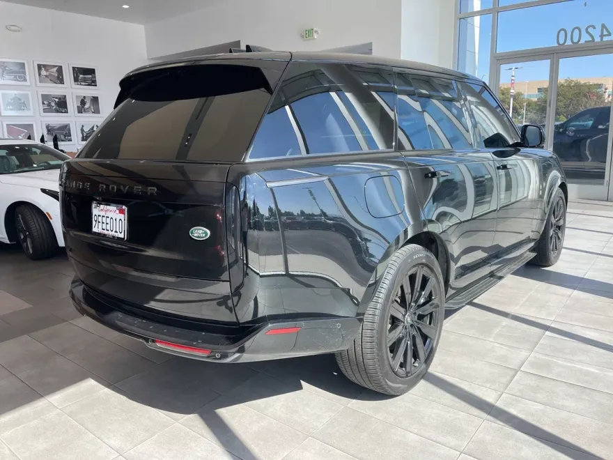 2023 Land Rover Range Rover SE photo 1