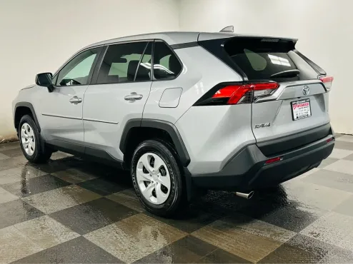 2023 Toyota RAV4 LE photo 4