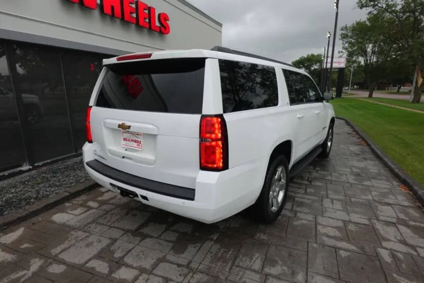 2018 Chevrolet Suburban LT photo 1