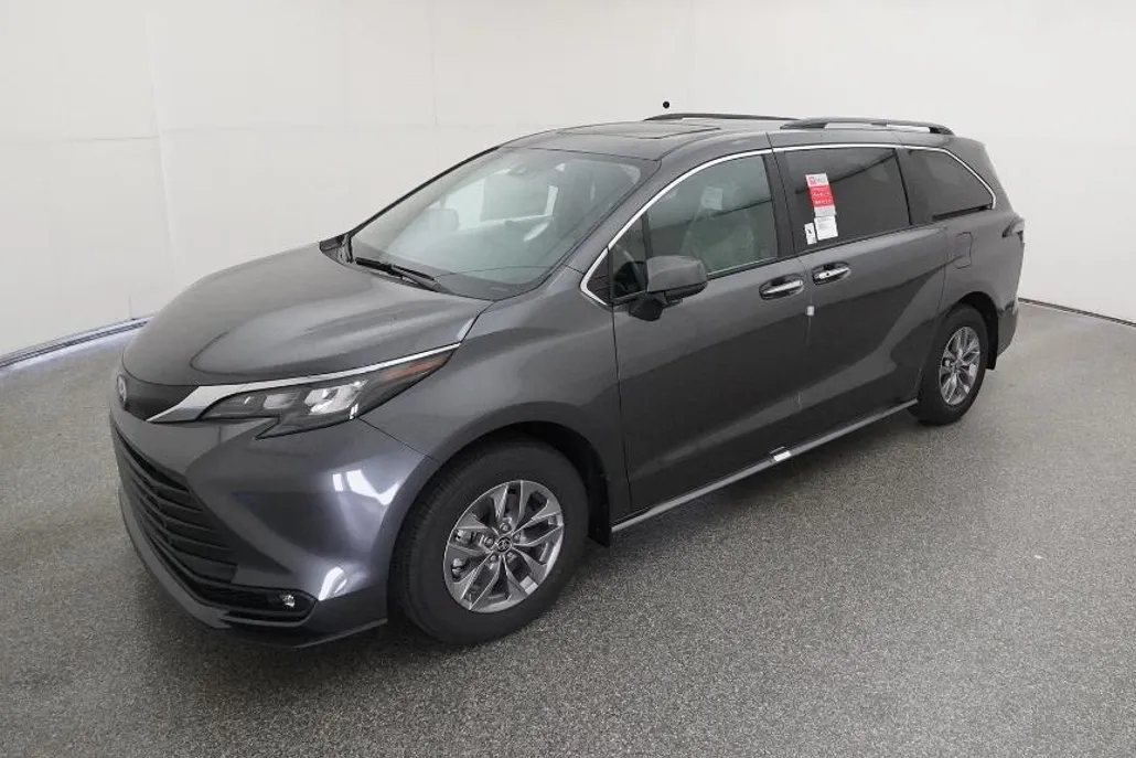 2025 Toyota Sienna XLE photo 1