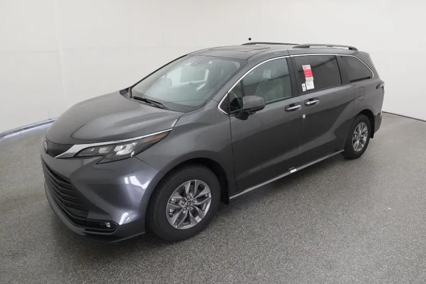 2025 Toyota Sienna XLE photo 1