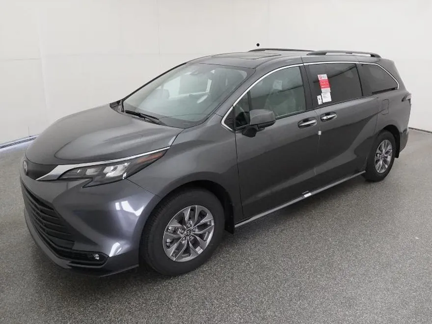 2025 Toyota Sienna XLE photo 1