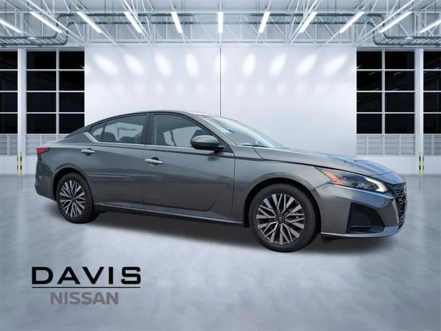 2023 Nissan Altima 2.5 SV photo 1