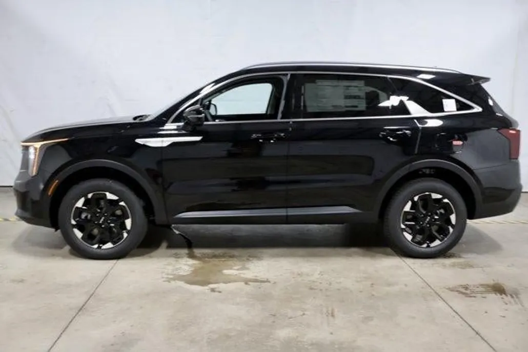 2025 Kia Sorento S photo 1