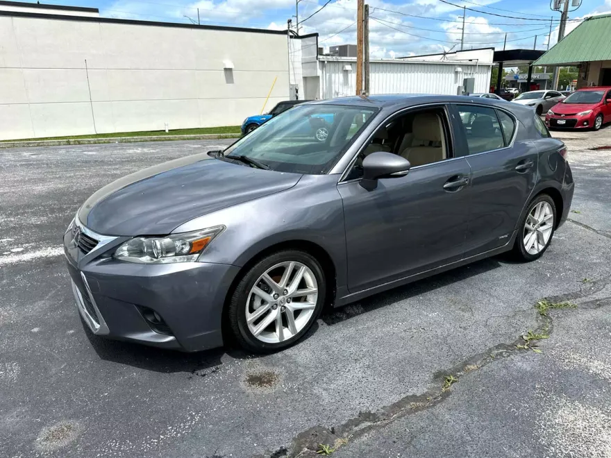 2016 Lexus CT 200h photo 1