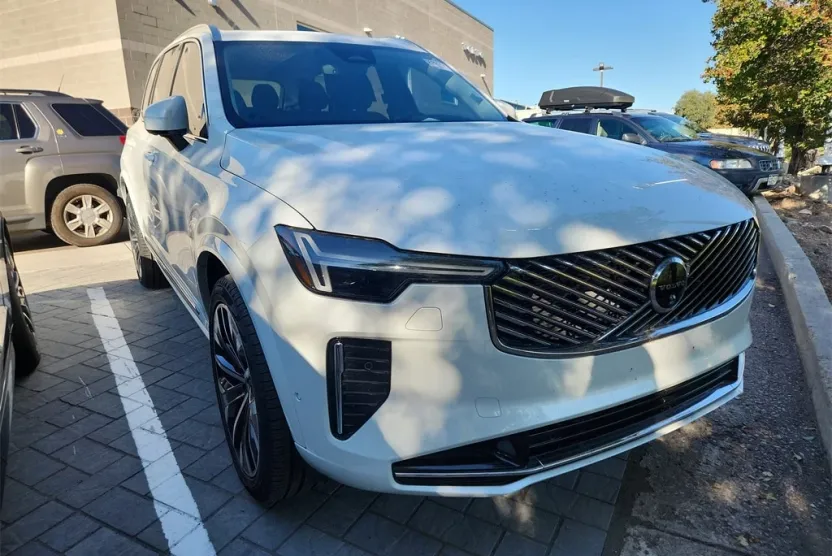2025 Volvo XC90 Plus photo 1