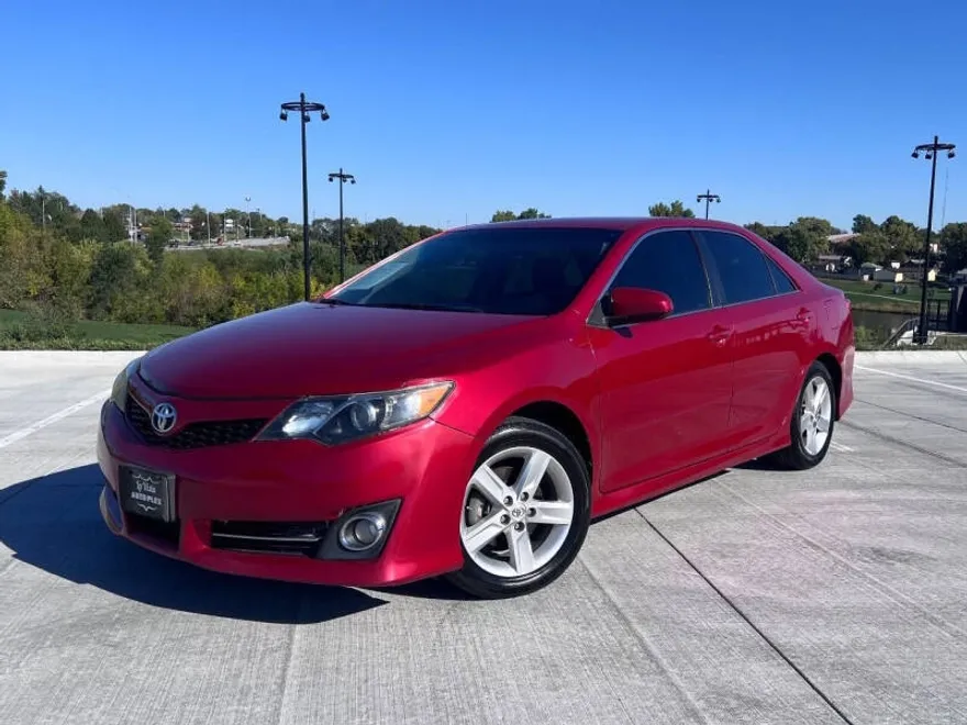 2013 Toyota Camry SE photo 1